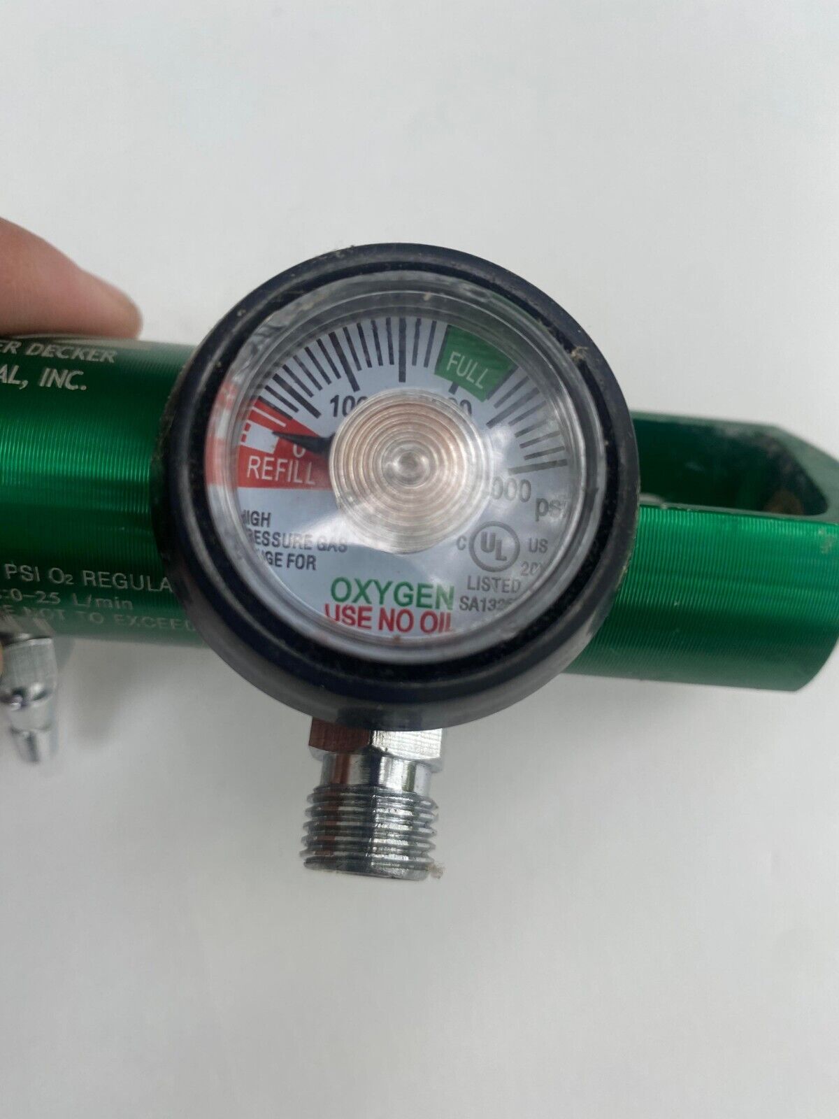 Medline oxygen regulator brass sleeve. Green Color. 3000 PSI