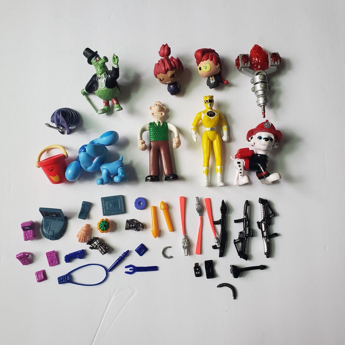 1980s Marvel Toy Biz Accessory Lot Of 40 Pieces Playmates Street Fighter 4custom